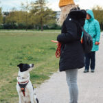 Frau am Wegfesrand mit Hund